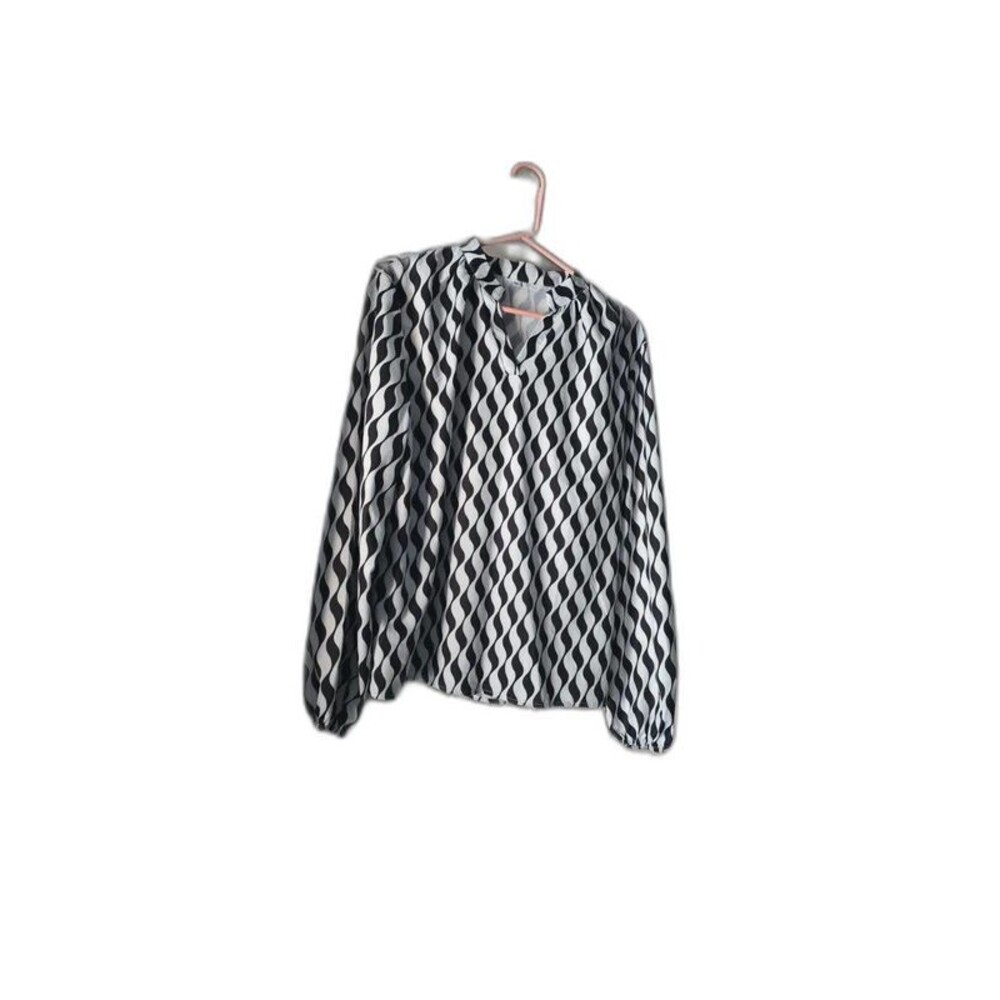 Women's 2x Chic Black & White Wavy Pattern Blouse